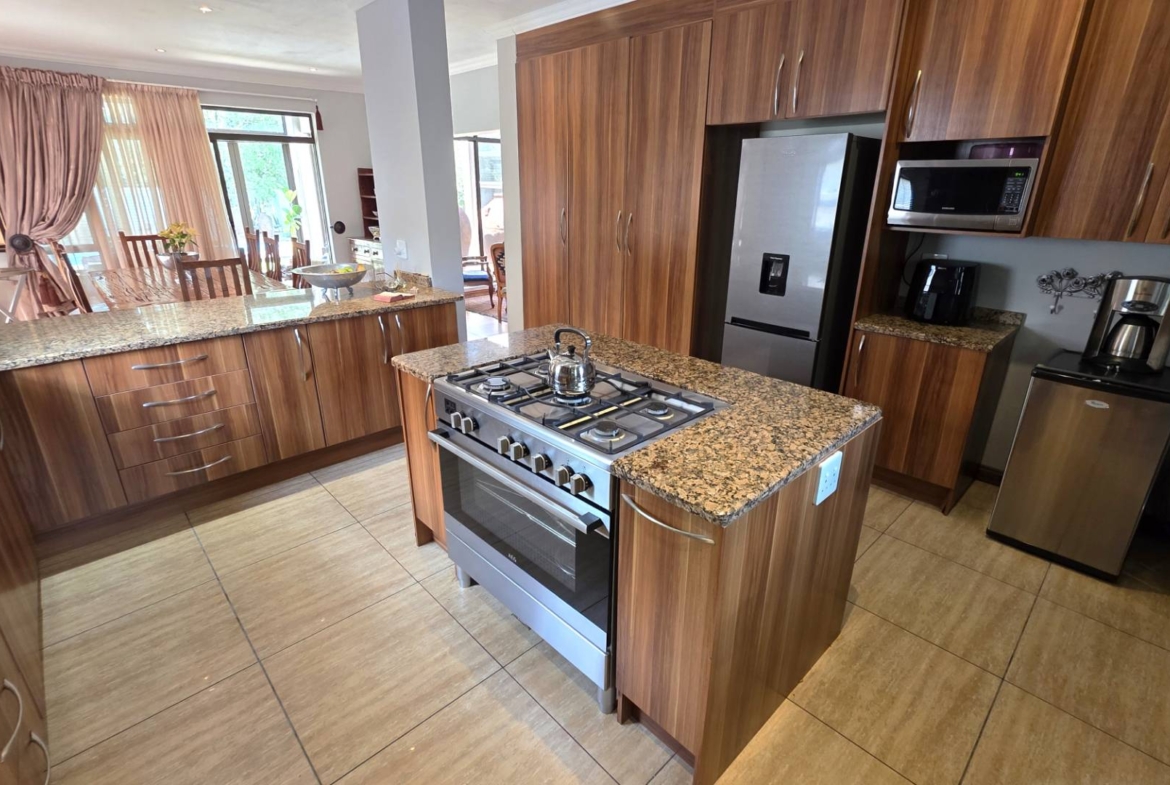 Immaculate 4 Bedroom Family Home In Leloko