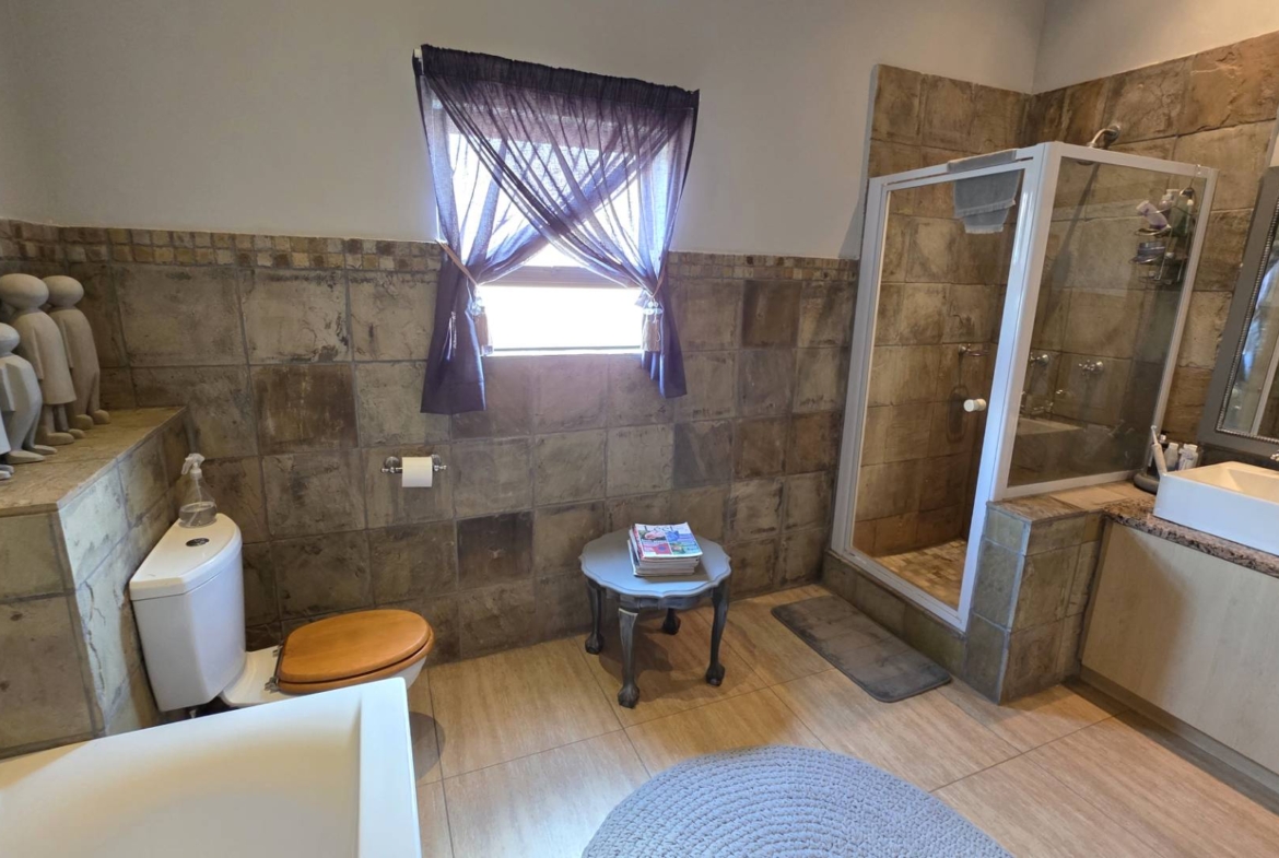 Immaculate 4 Bedroom Family Home In Leloko