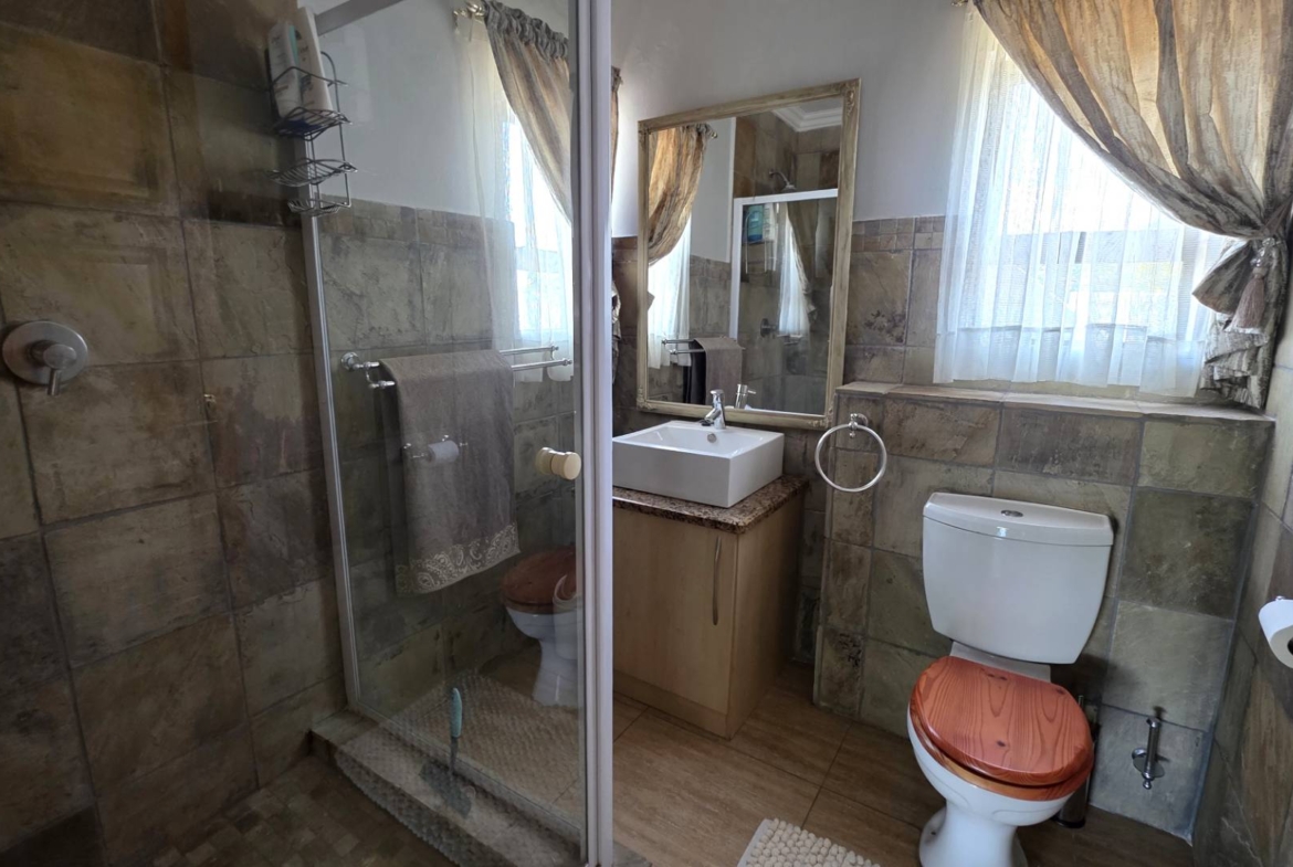 Immaculate 4 Bedroom Family Home In Leloko