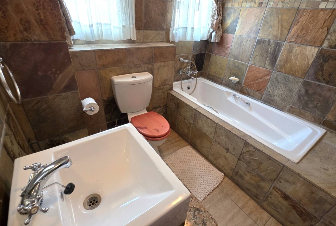Immaculate 4 Bedroom Family Home In Leloko