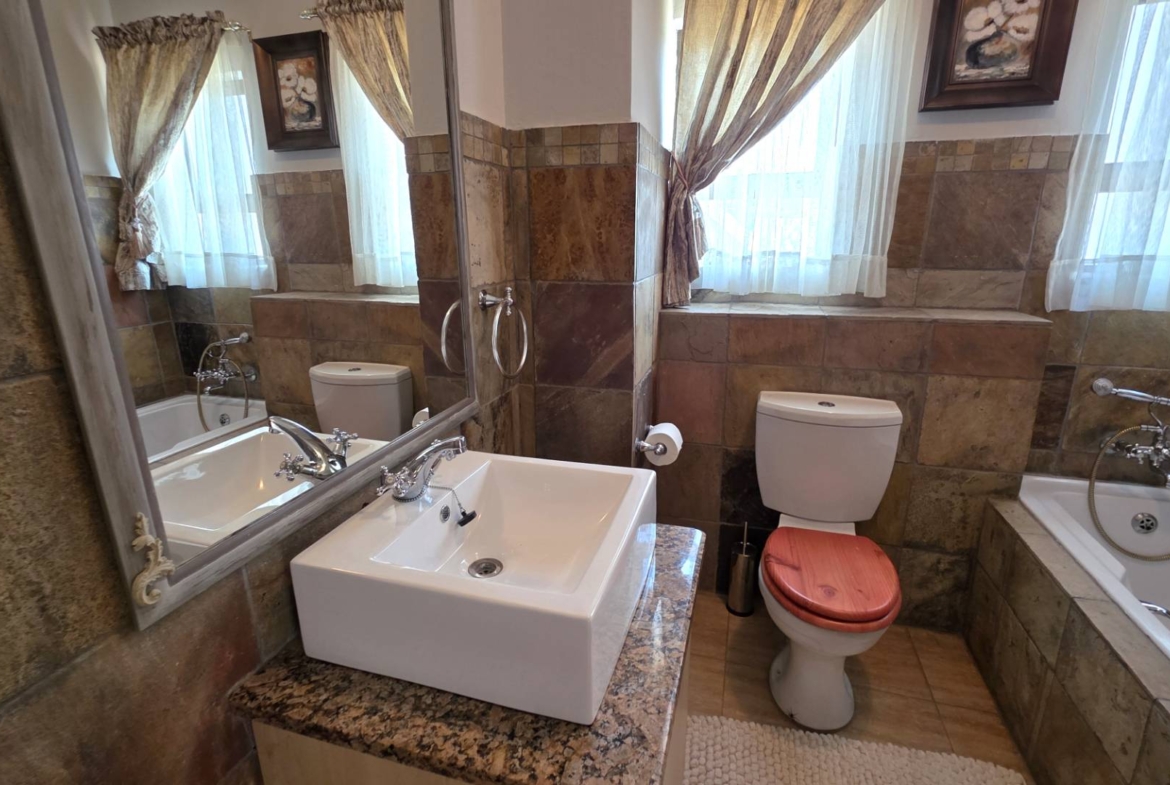 Immaculate 4 Bedroom Family Home In Leloko