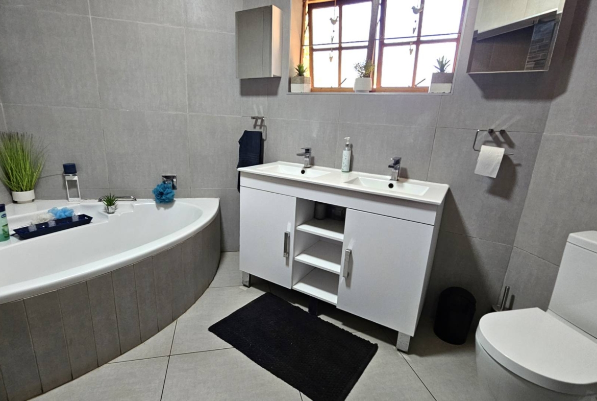 3 Bedroom Family Home in Montana Park