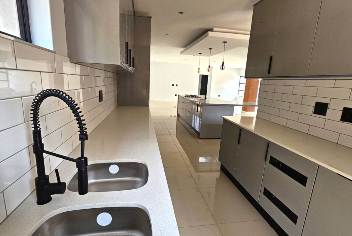 Executive 5 Bedroom House in Melodie Hartbeespoort