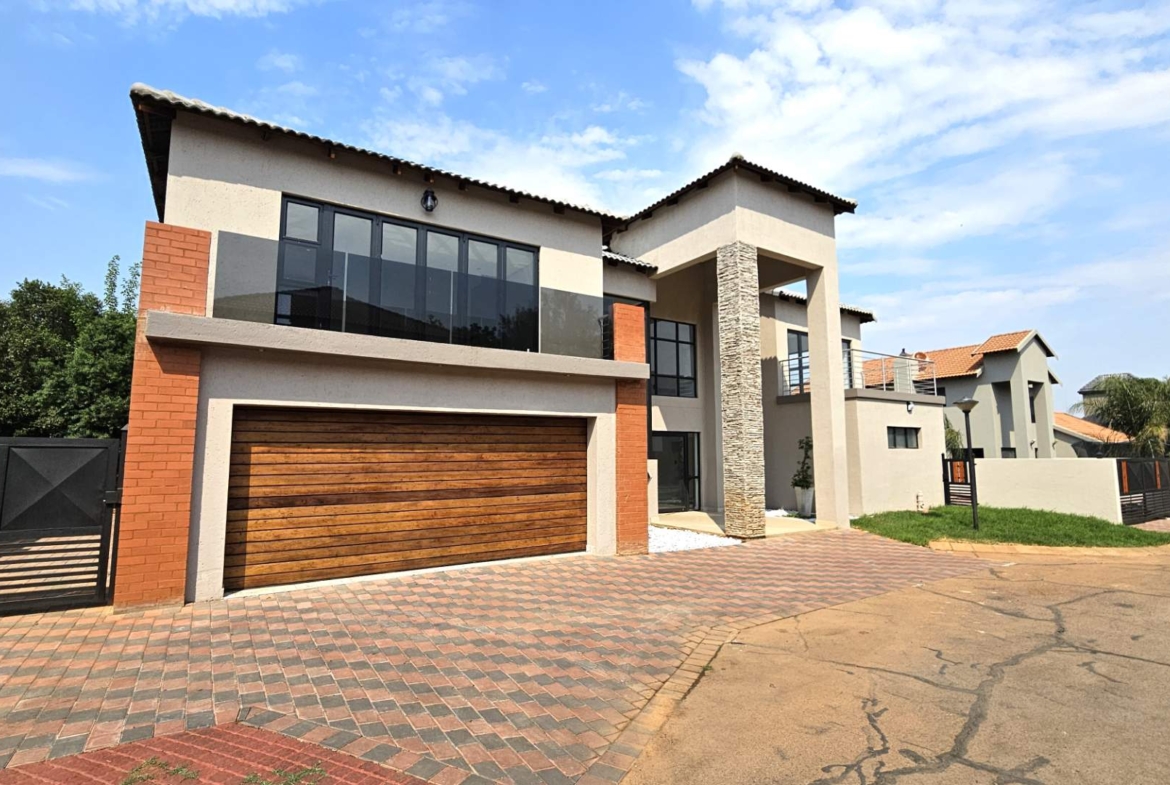Executive 5 Bedroom House in Melodie Hartbeespoort