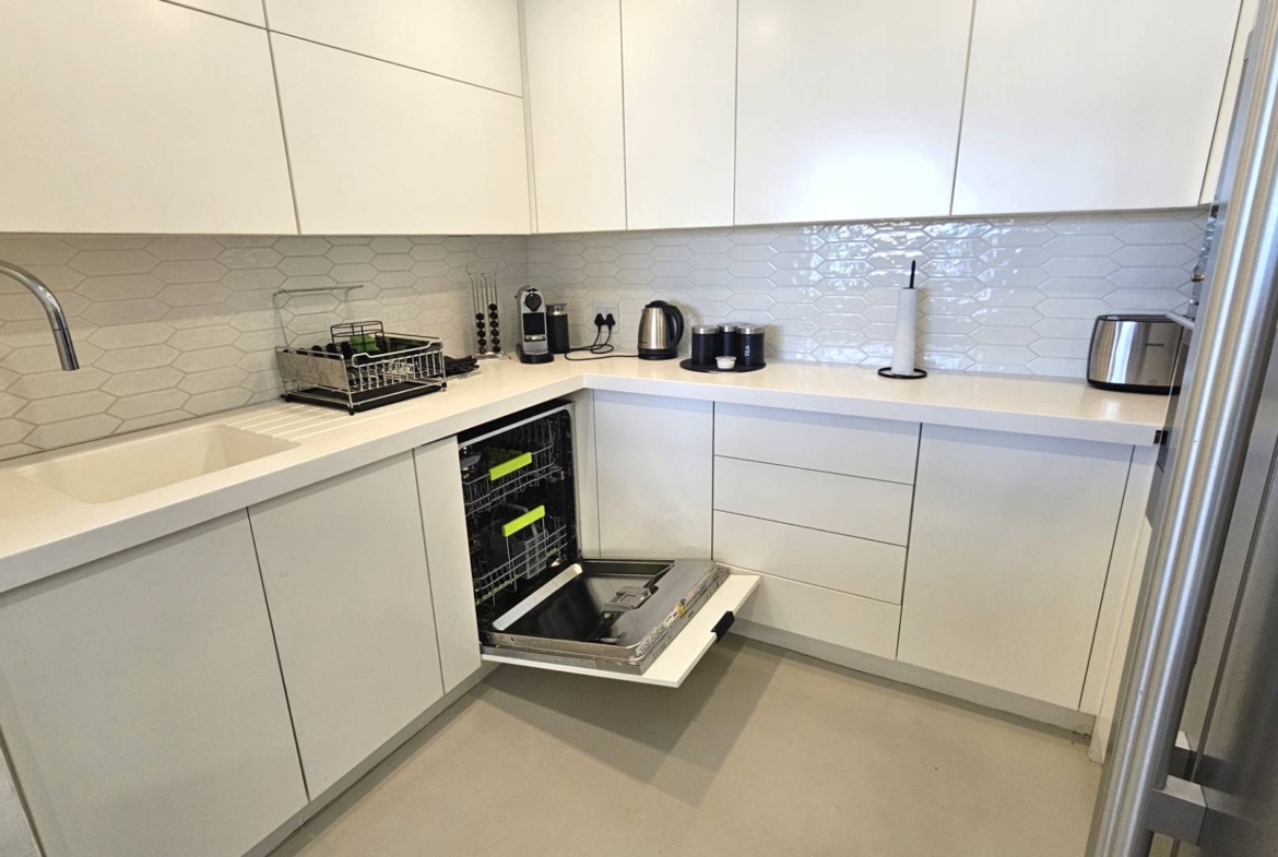 4 Bedroom Executive Apartment in Kosmos