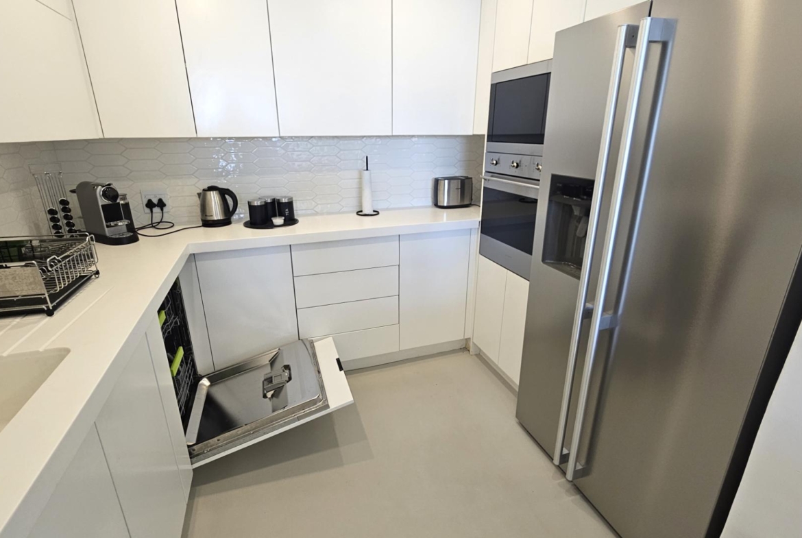 4 Bedroom Executive Apartment in Kosmos