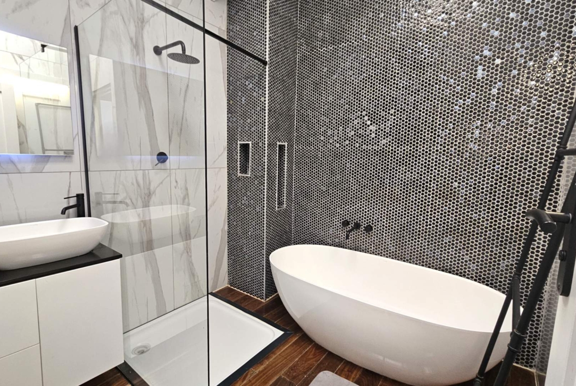 4 Bedroom Executive Apartment in Kosmos