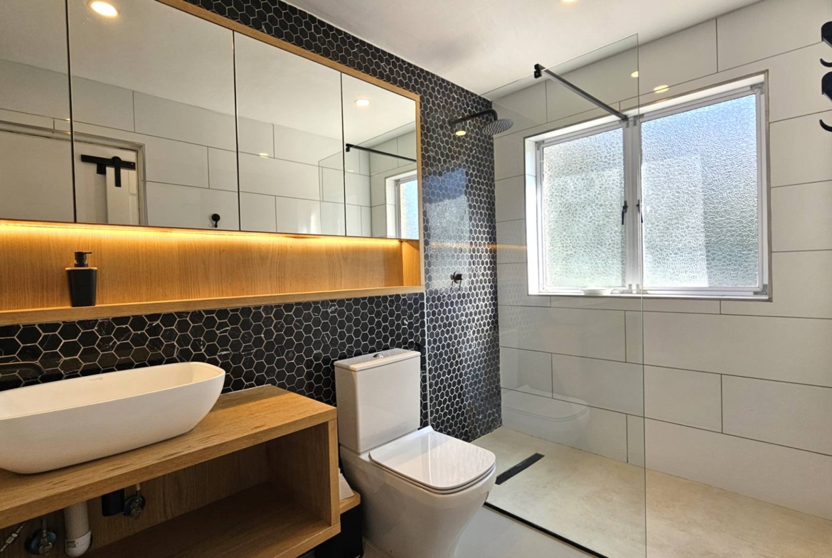 4 Bedroom Executive Apartment in Kosmos