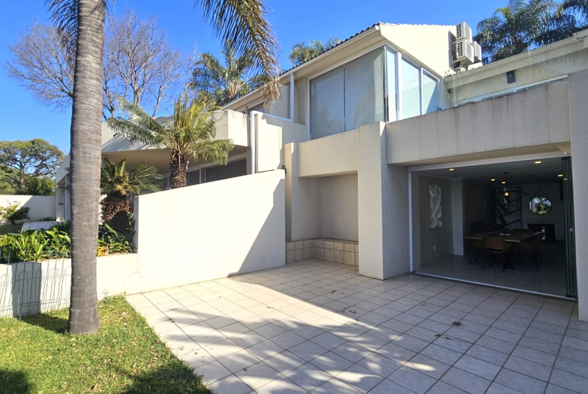 4 Bedroom Executive Apartment in Kosmos