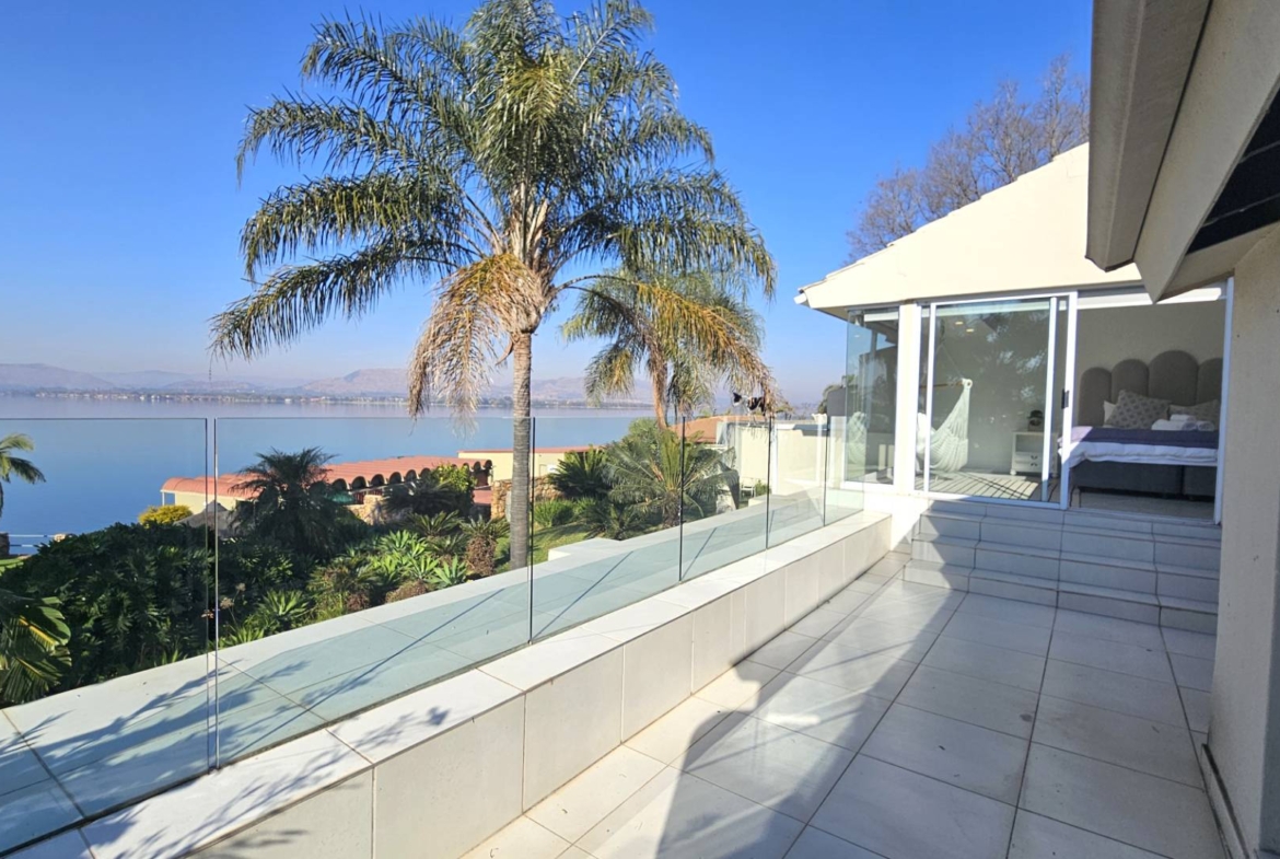 4 Bedroom Executive Apartment in Kosmos