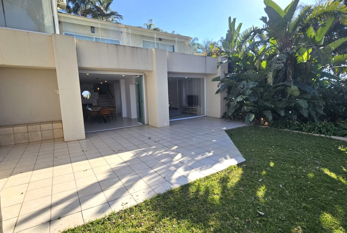 4 Bedroom Executive Apartment in Kosmos