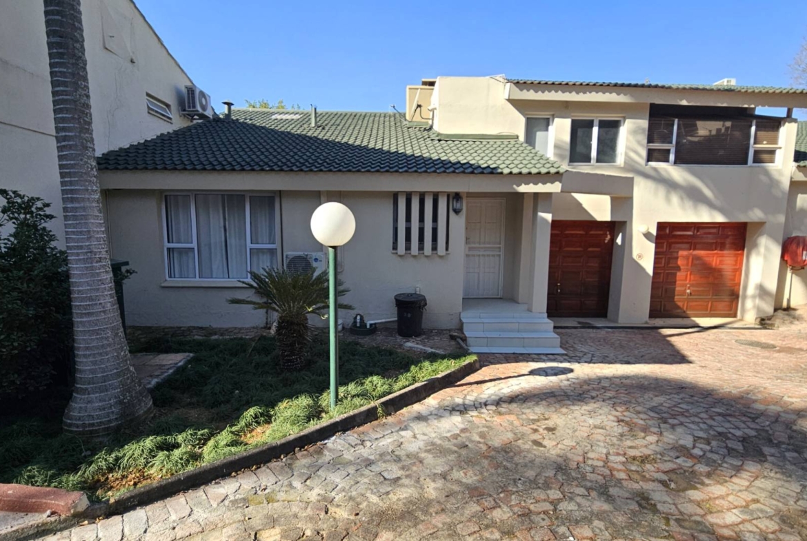 4 Bedroom Executive Apartment in Kosmos