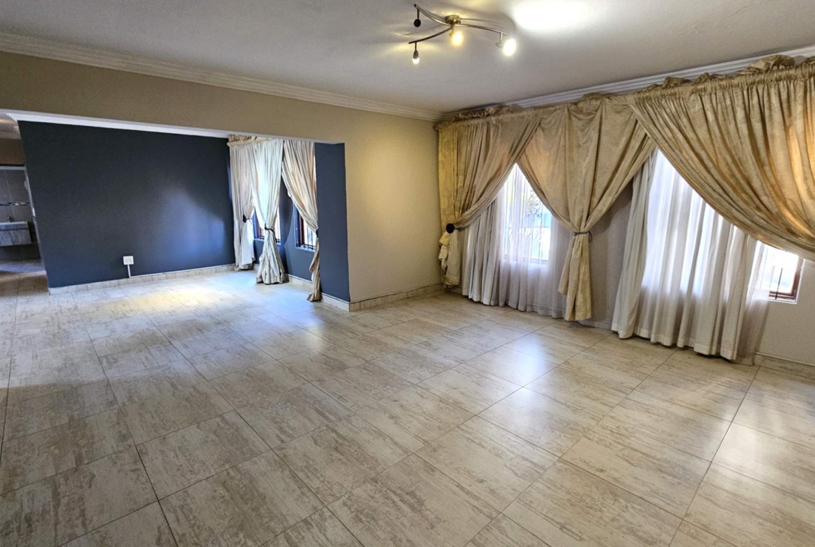4 Bedroom Family Home With Pool In Melodie Hartbeespoort