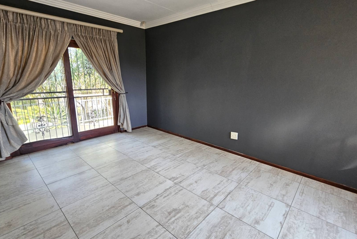 4 Bedroom Family Home With Pool In Melodie Hartbeespoort
