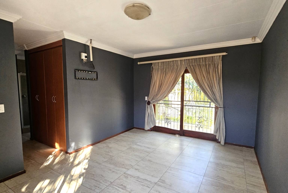 4 Bedroom Family Home With Pool In Melodie Hartbeespoort