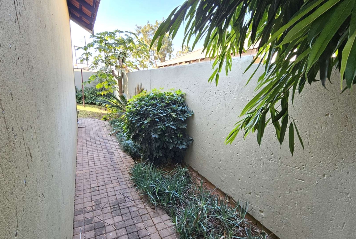 4 Bedroom Family Home With Pool In Melodie Hartbeespoort