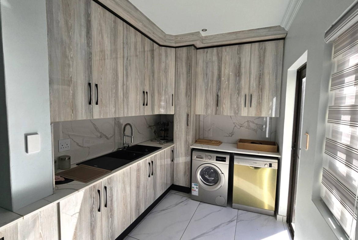 3 Bedroom Luxury Family Home In Estate d Afrique
