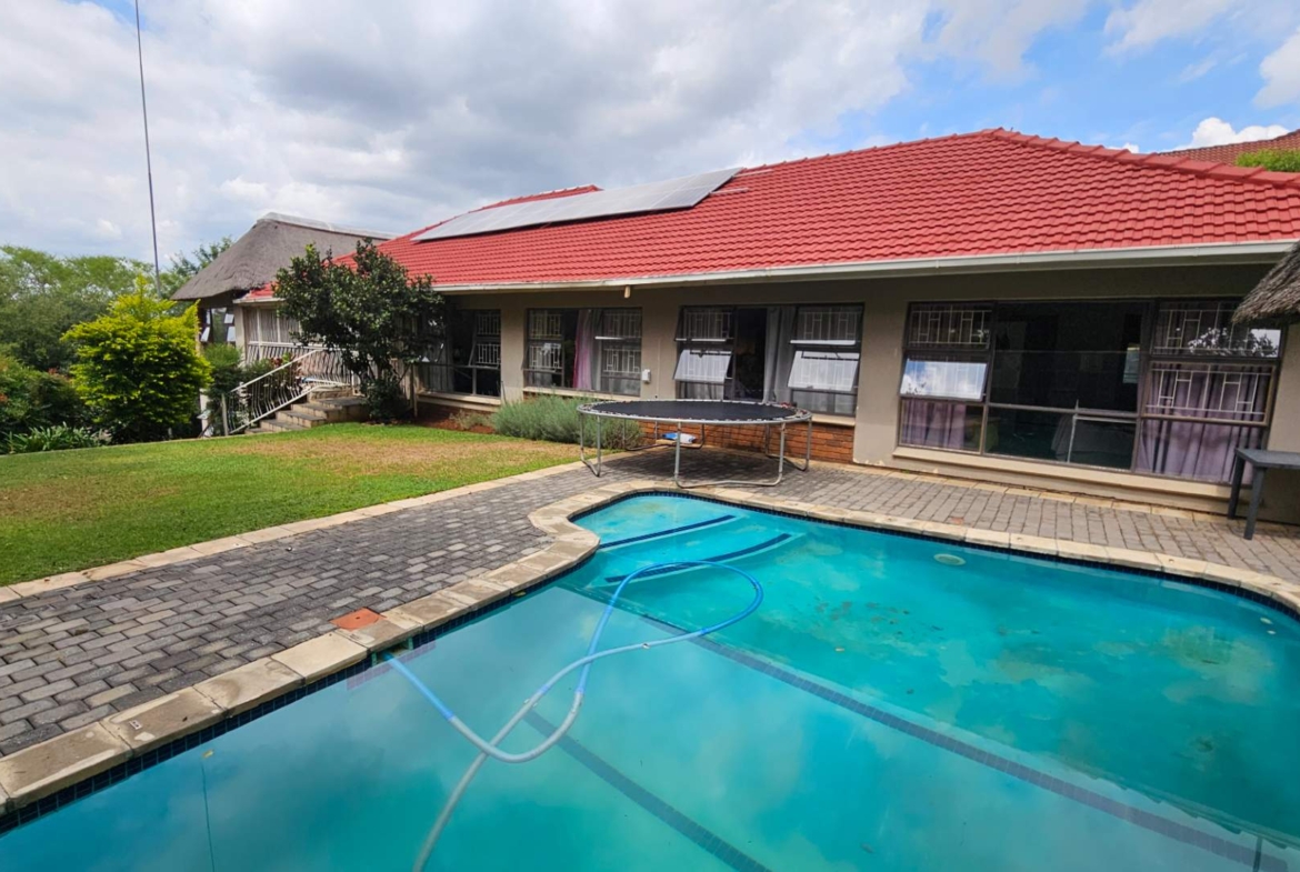 Spacious 5 Bedroom Family Home in Schoemansville Hartbeespoort