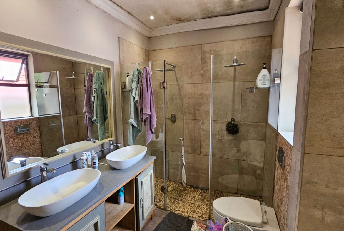 Spacious 5 Bedroom Family Home in Schoemansville Hartbeespoort