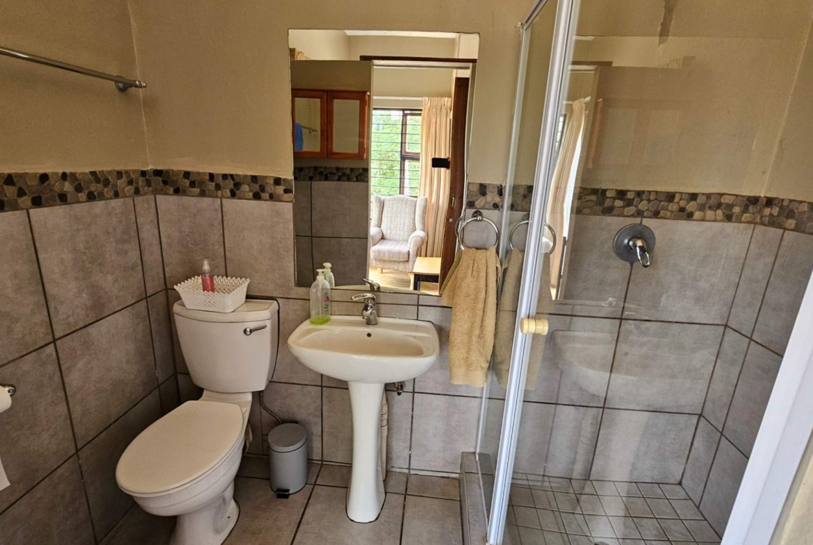 Spacious 5 Bedroom Family Home in Schoemansville Hartbeespoort