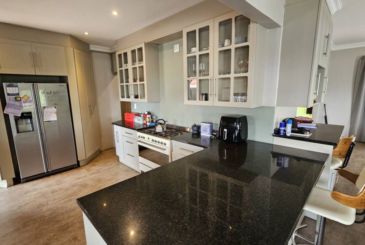 Spacious 5 Bedroom Family Home in Schoemansville Hartbeespoort