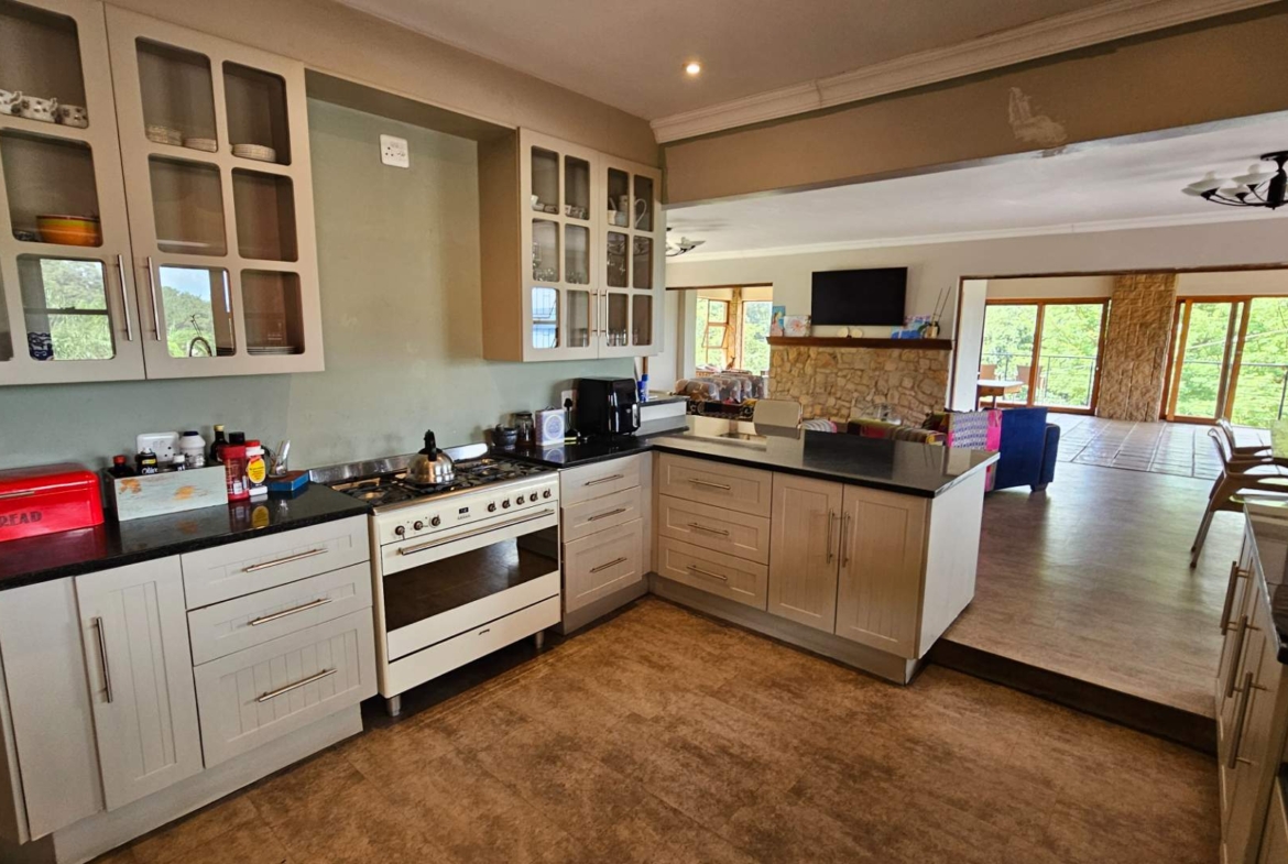 Spacious 5 Bedroom Family Home in Schoemansville Hartbeespoort