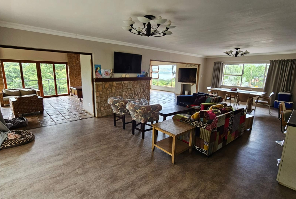 Spacious 5 Bedroom Family Home in Schoemansville Hartbeespoort