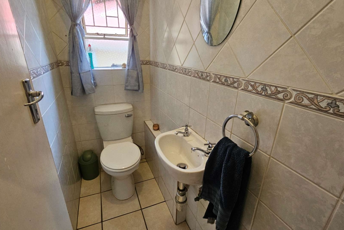 Spacious 5 Bedroom Family Home in Schoemansville Hartbeespoort