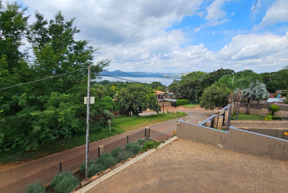 Spacious 5 Bedroom Family Home in Schoemansville Hartbeespoort