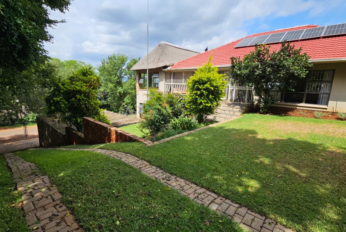 Spacious 5 Bedroom Family Home in Schoemansville Hartbeespoort