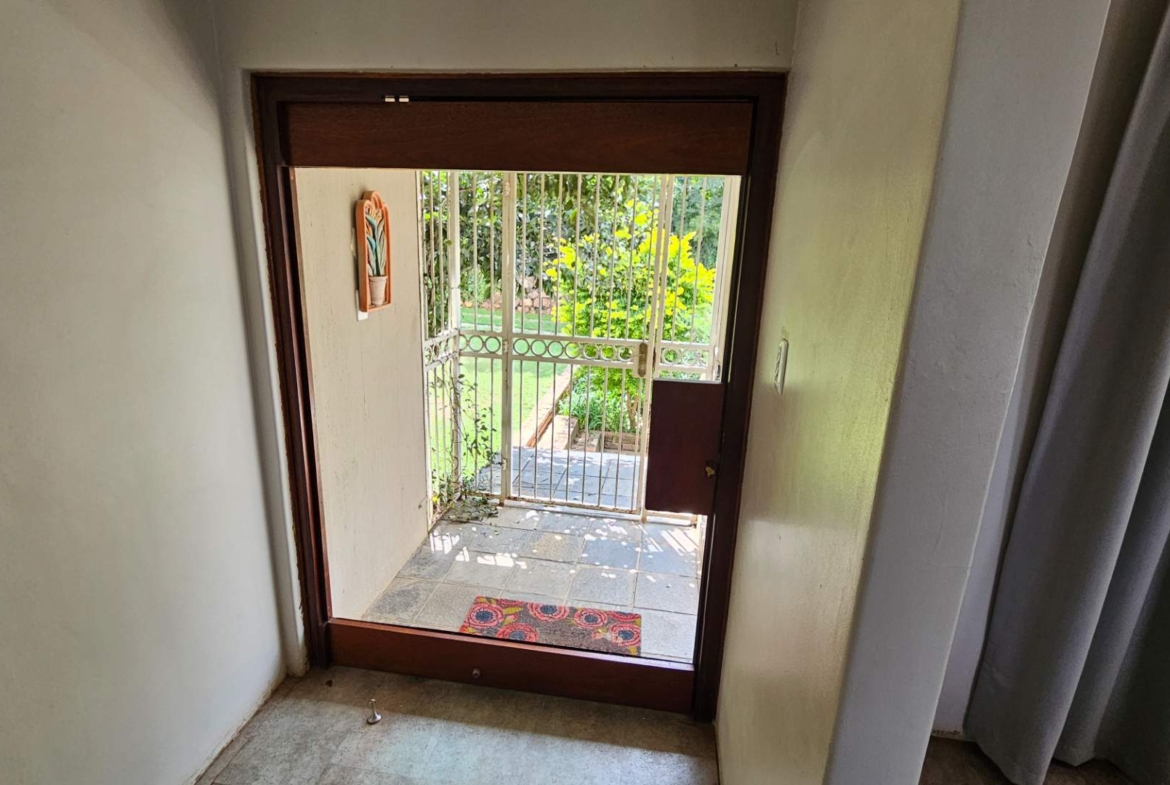 Spacious 5 Bedroom Family Home in Schoemansville Hartbeespoort