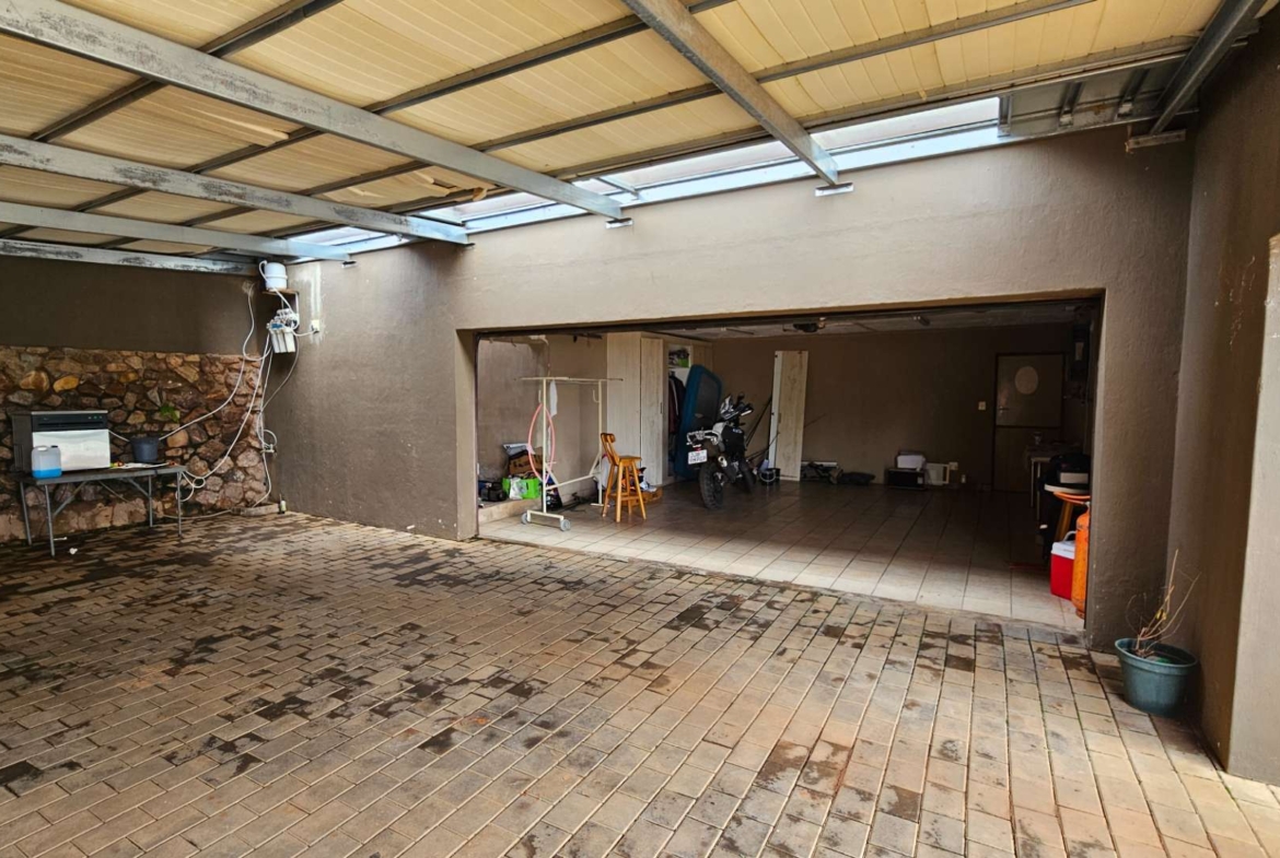 Spacious 5 Bedroom Family Home in Schoemansville Hartbeespoort