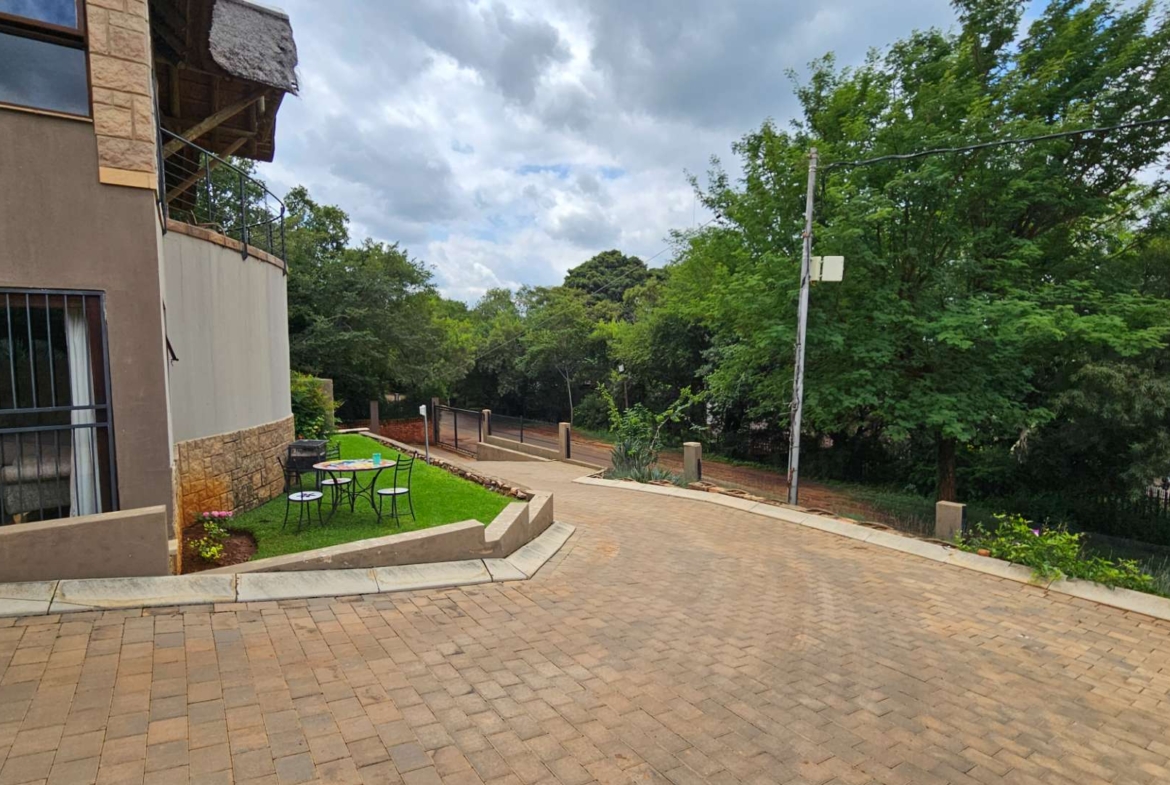 Spacious 5 Bedroom Family Home in Schoemansville Hartbeespoort
