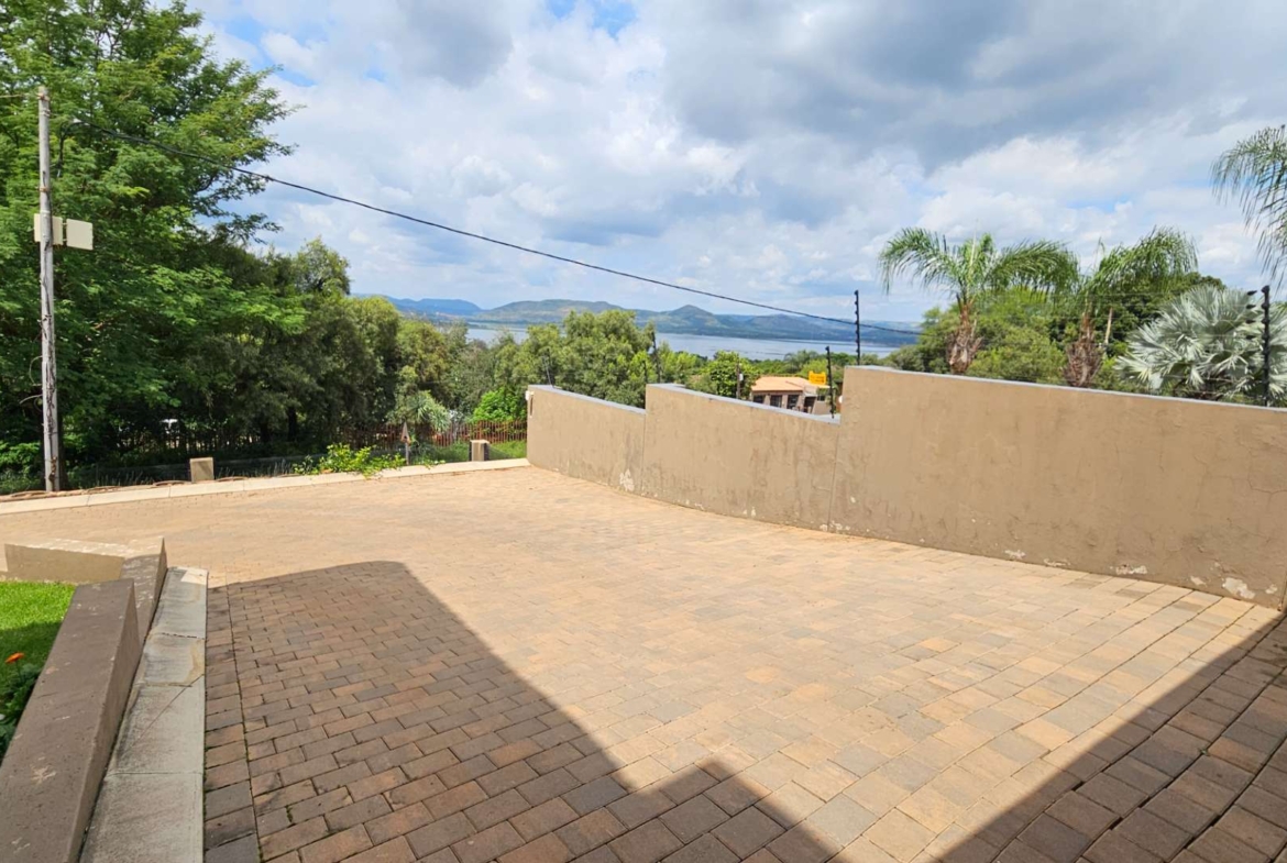 Spacious 5 Bedroom Family Home in Schoemansville Hartbeespoort
