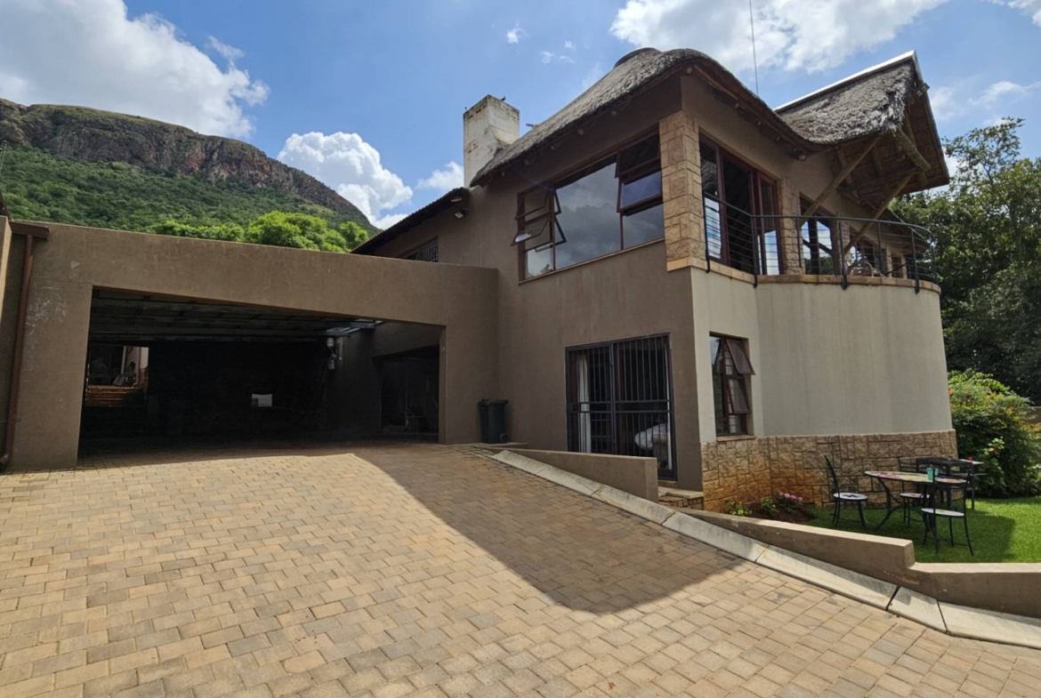 Spacious 5 Bedroom Family Home in Schoemansville Hartbeespoort