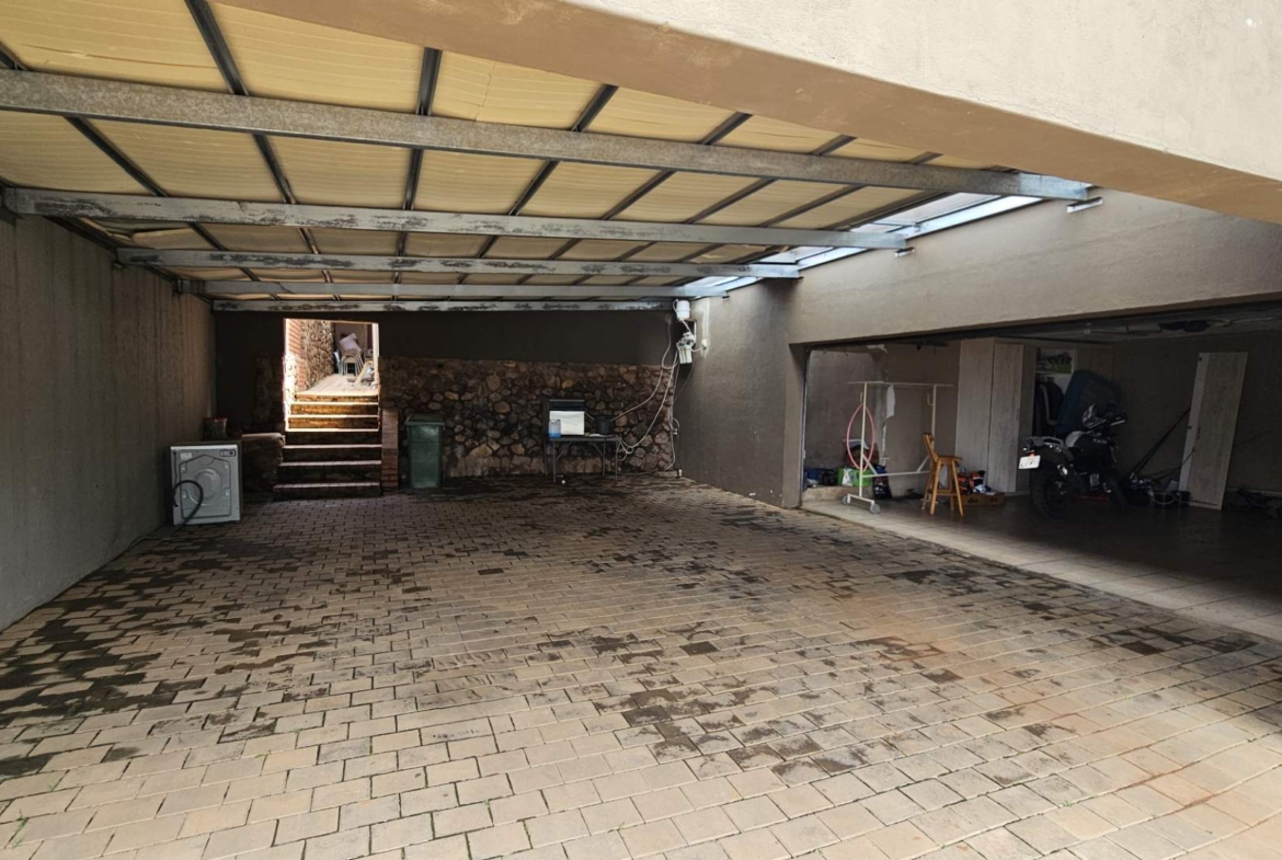 Spacious 5 Bedroom Family Home in Schoemansville Hartbeespoort