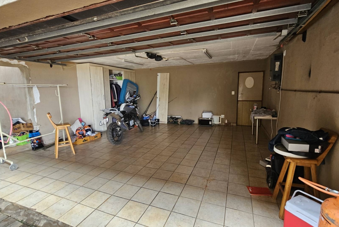 Spacious 5 Bedroom Family Home in Schoemansville Hartbeespoort