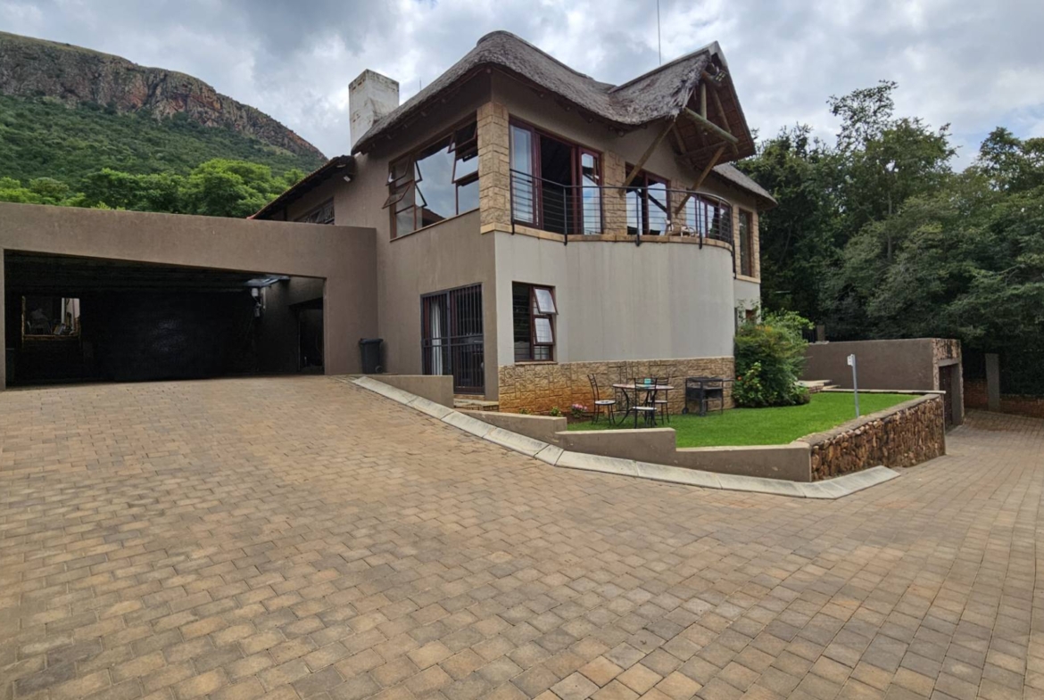 Spacious 5 Bedroom Family Home in Schoemansville Hartbeespoort