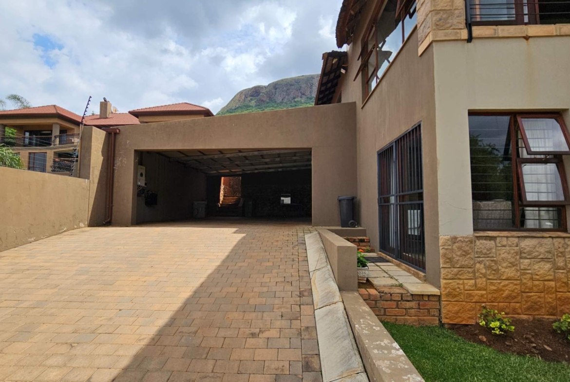 Spacious 5 Bedroom Family Home in Schoemansville Hartbeespoort