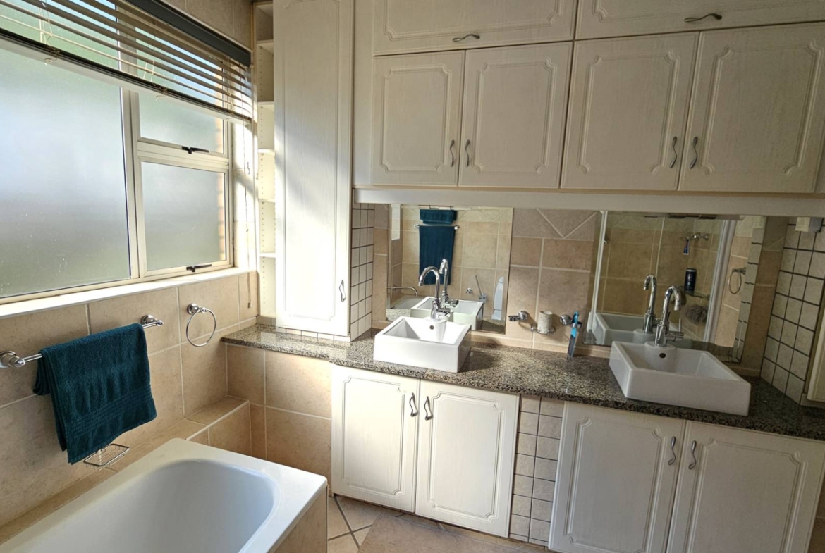 Executive 3 Bedroom Multi Level House in Kosmos