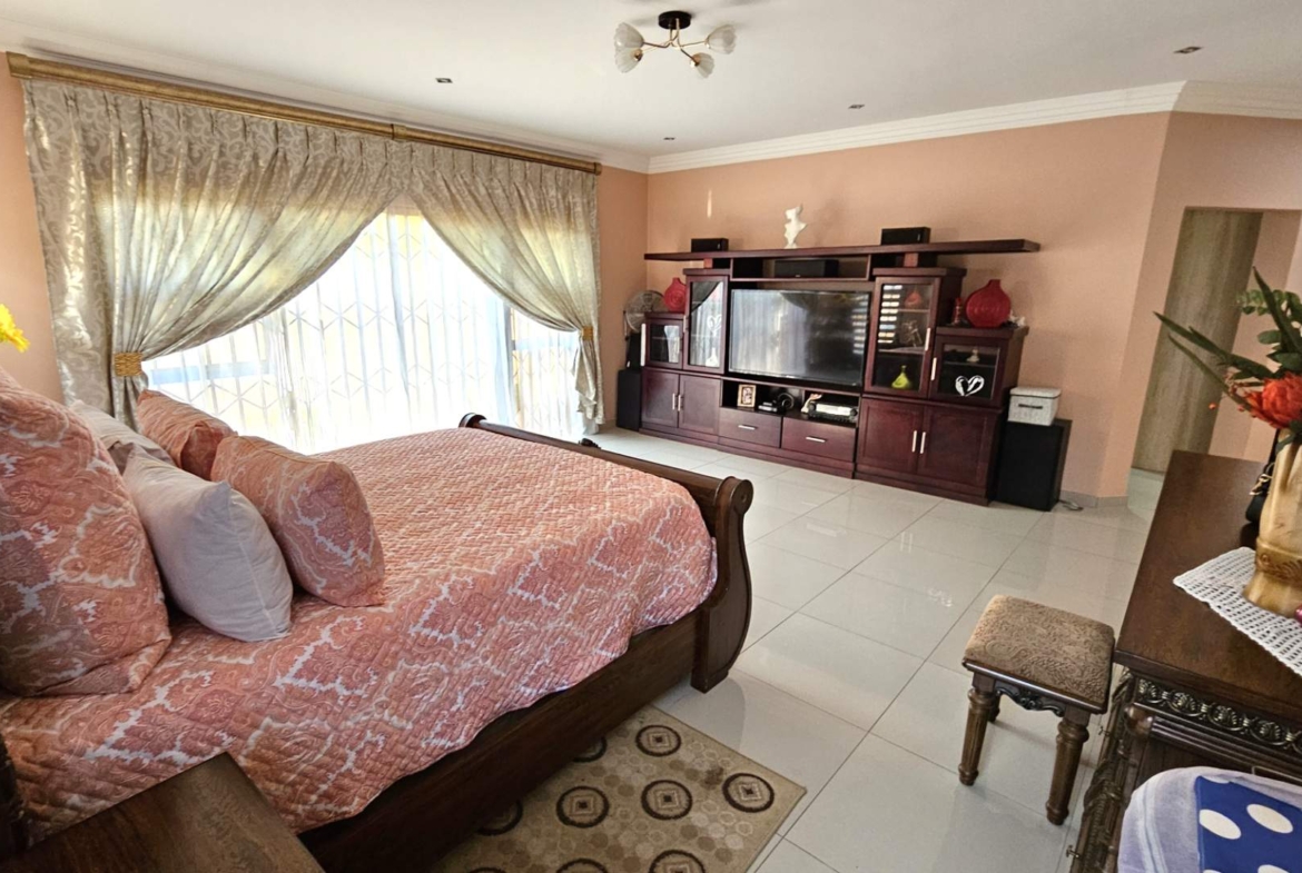 5 Bedroom 5 Bathroom Executive Home in Bougainvilla Estate Hartbeespoort