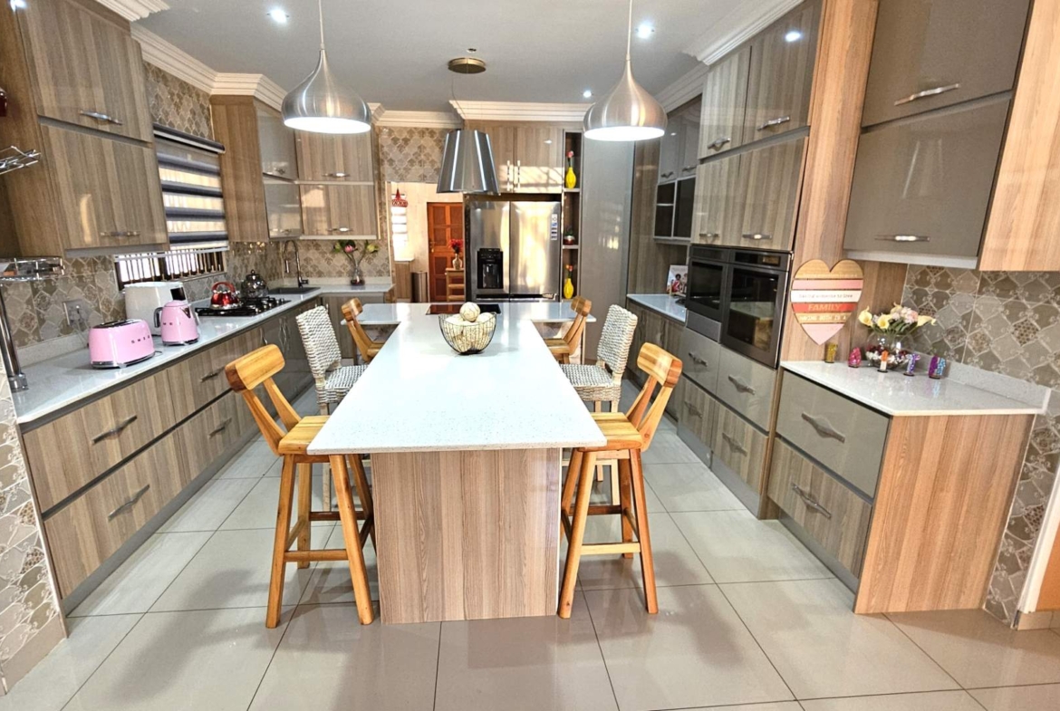 5 Bedroom 5 Bathroom Executive Home in Bougainvilla Estate Hartbeespoort
