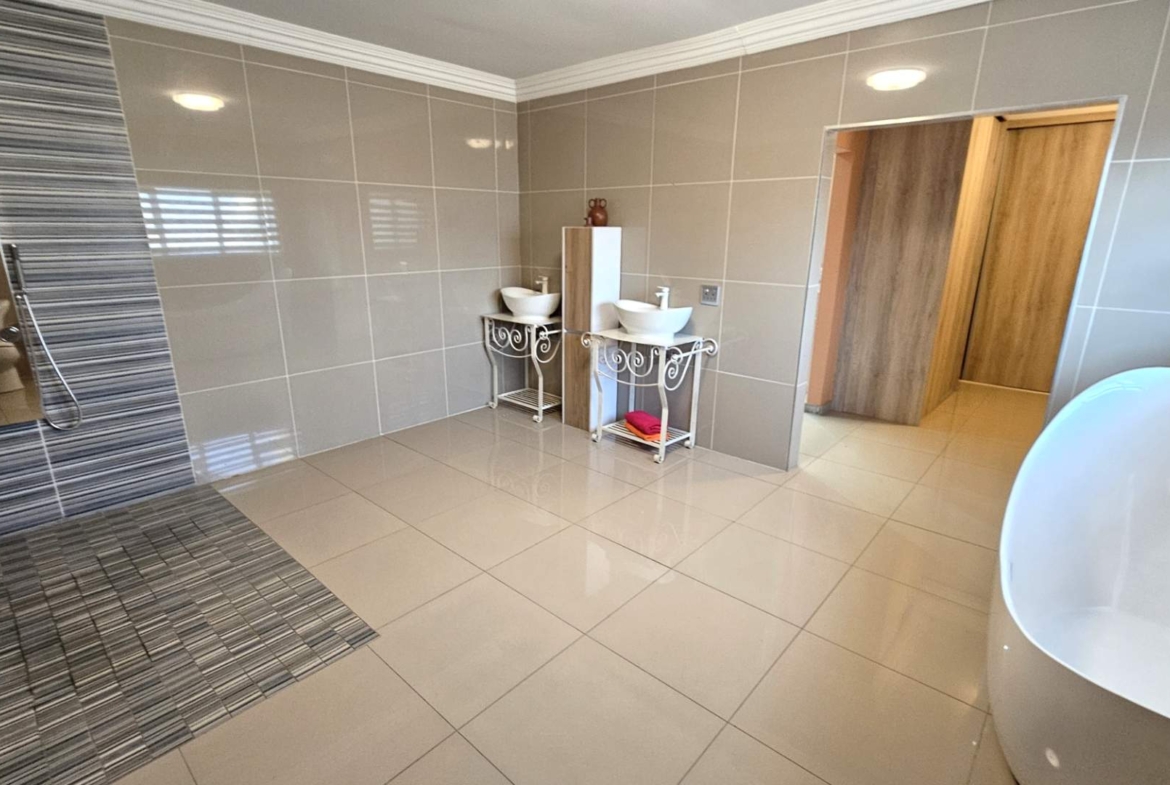 5 Bedroom 5 Bathroom Executive Home in Bougainvilla Estate Hartbeespoort