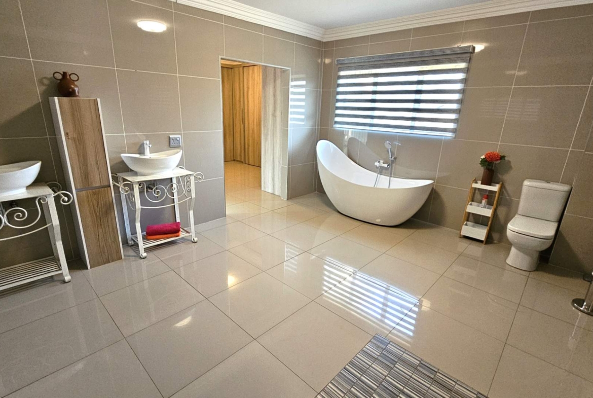 5 Bedroom 5 Bathroom Executive Home in Bougainvilla Estate Hartbeespoort