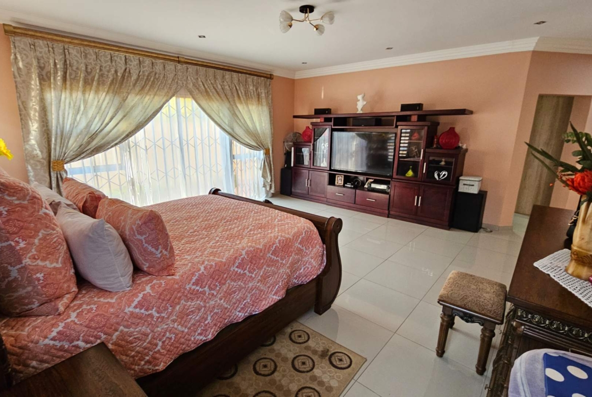 5 Bedroom 5 Bathroom Executive Home in Bougainvilla Estate Hartbeespoort