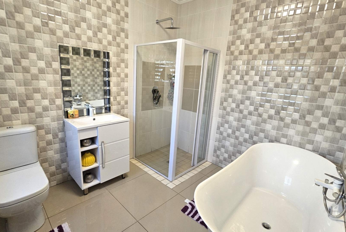 5 Bedroom 5 Bathroom Executive Home in Bougainvilla Estate Hartbeespoort