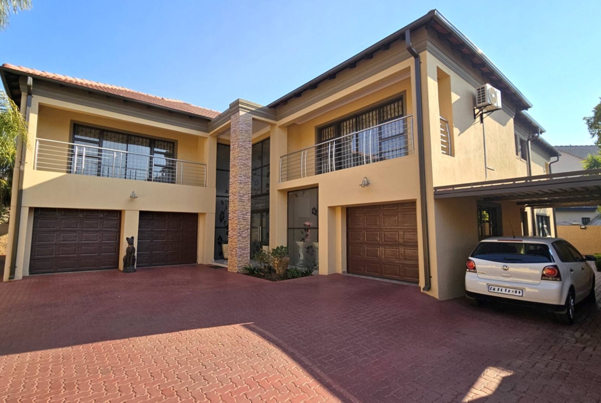 5 Bedroom 5 Bathroom Executive Home in Bougainvilla Estate Hartbeespoort