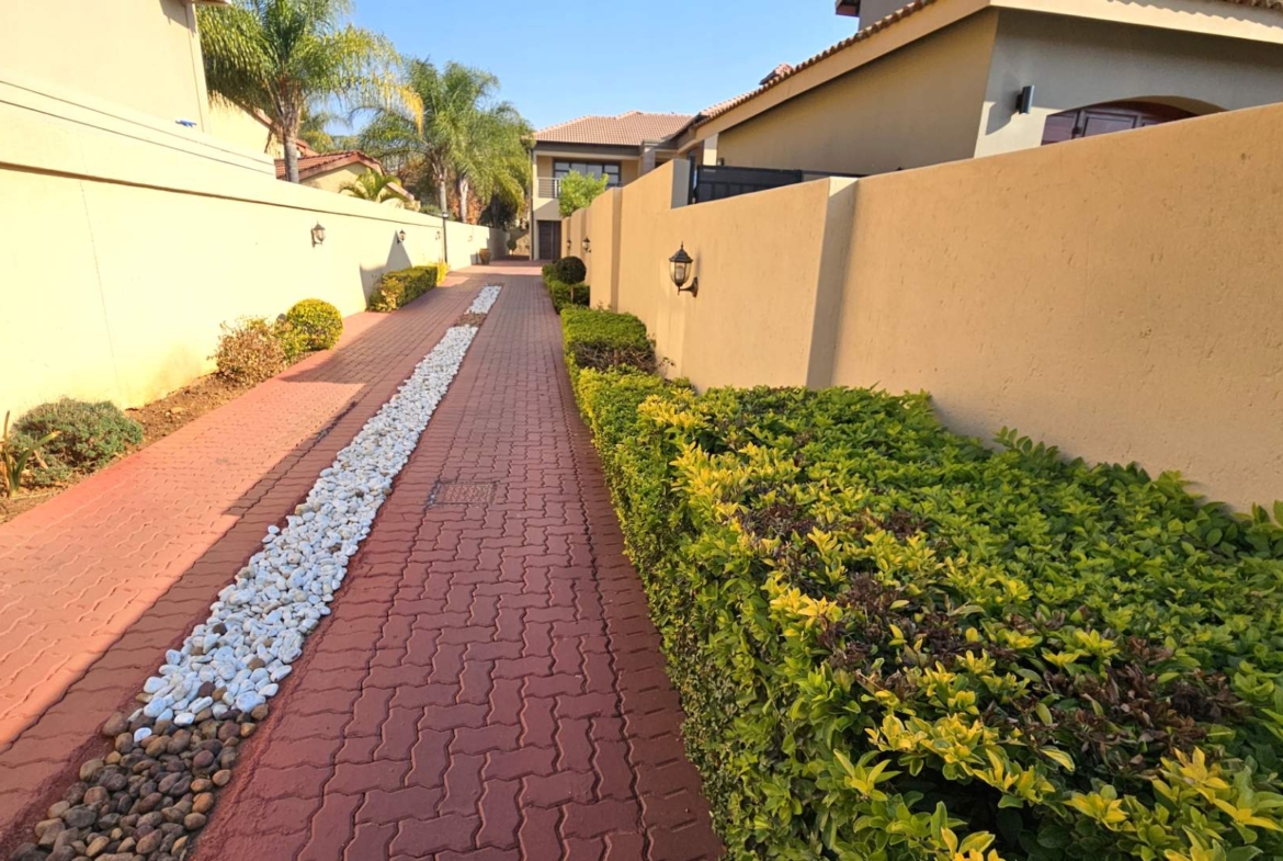 5 Bedroom 5 Bathroom Executive Home in Bougainvilla Estate Hartbeespoort