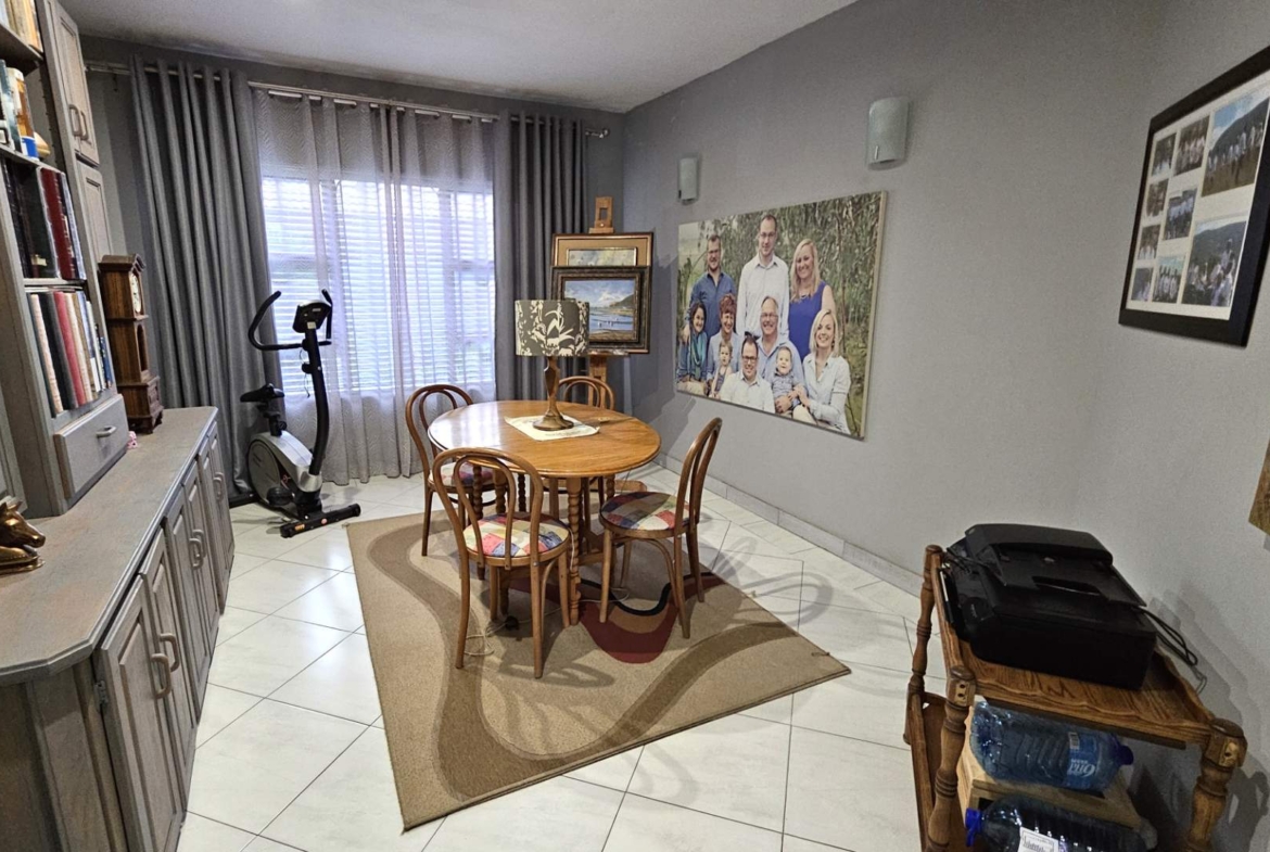7 Bedroom Executive Family Home in Popular Security Estate in Melodie Hartbeespoort