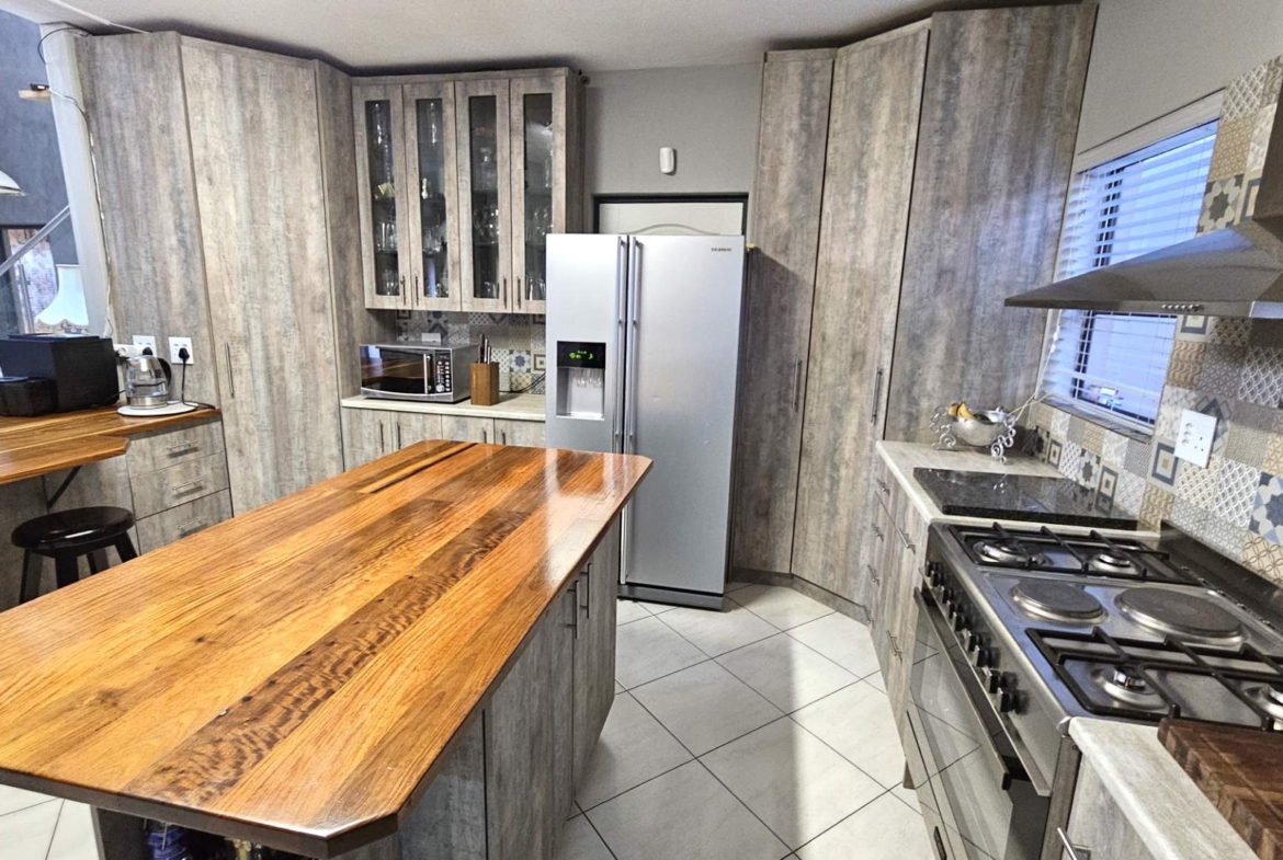 7 Bedroom Executive Family Home in Popular Security Estate in Melodie Hartbeespoort